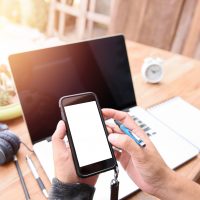 【iPhone vs android】法人携帯に向いているのはどっち？