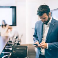 【3大キャリアVS格安キャリア】法人携帯ならどっちがお得？